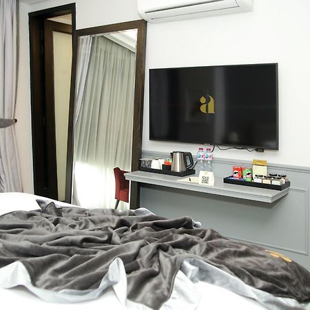Ambiance Boutique Art Hotel 拉合尔 客房 照片 A television in a hotel room