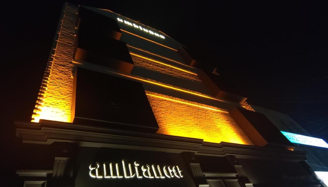 Ambiance Boutique Art Hotel 拉合尔 外观 照片 The building at night