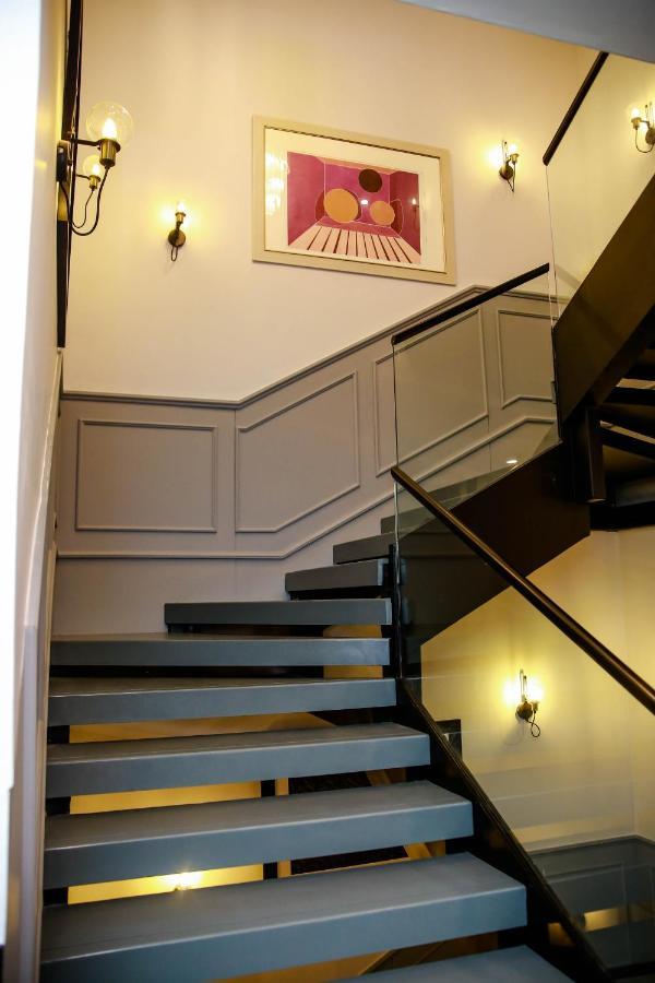 Ambiance Boutique Art Hotel 拉合尔 外观 照片 A wainscoting on a staircase