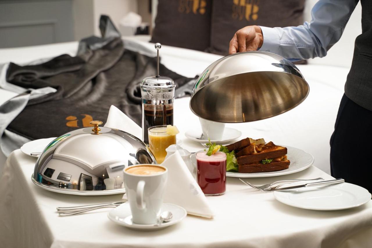 Ambiance Boutique Art Hotel 拉合尔 外观 照片 A waiter serving breakfast
