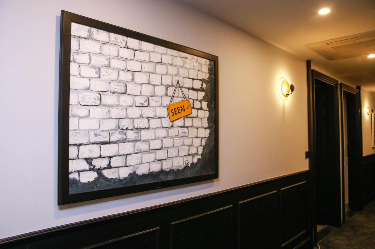 Ambiance Boutique Art Hotel 拉合尔 外观 照片 A piece of the Berlin Wall at the British Embassy in Tokyo