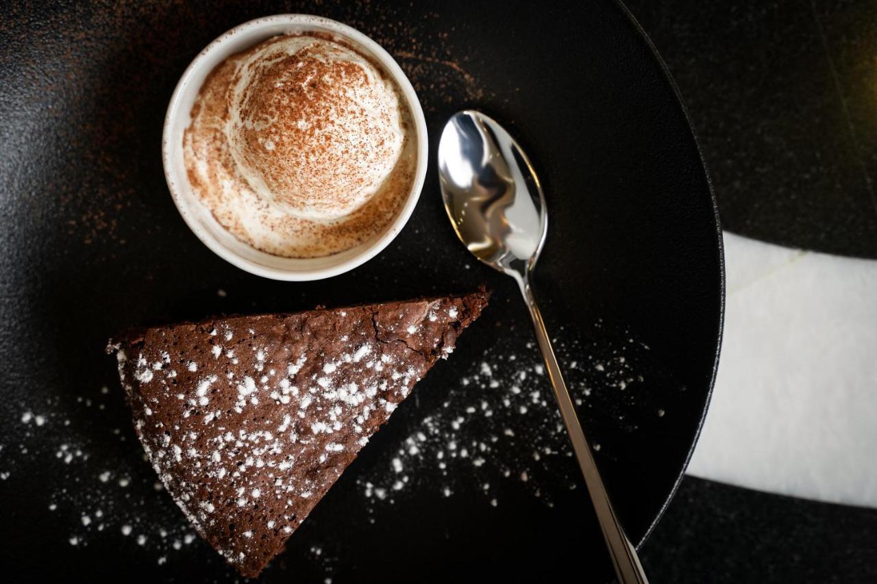 Ambiance Boutique Art Hotel 拉合尔 外观 照片 A chocolate cake with a cup of coffee
