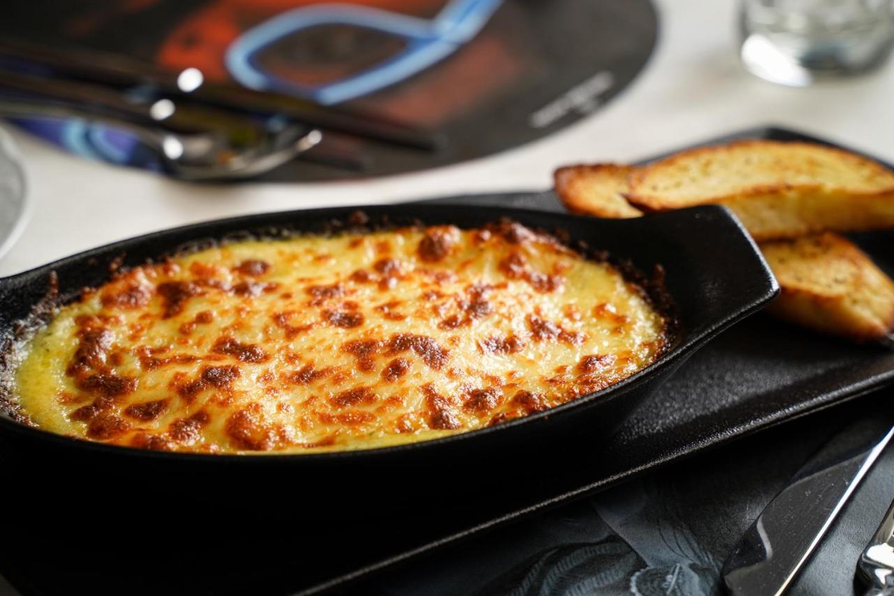 Ambiance Boutique Art Hotel 拉合尔 外观 照片 A cheese fondue