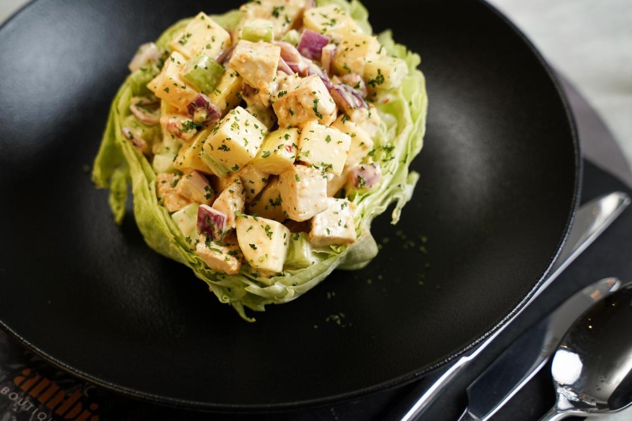 Ambiance Boutique Art Hotel 拉合尔 外观 照片 A salad with chicken