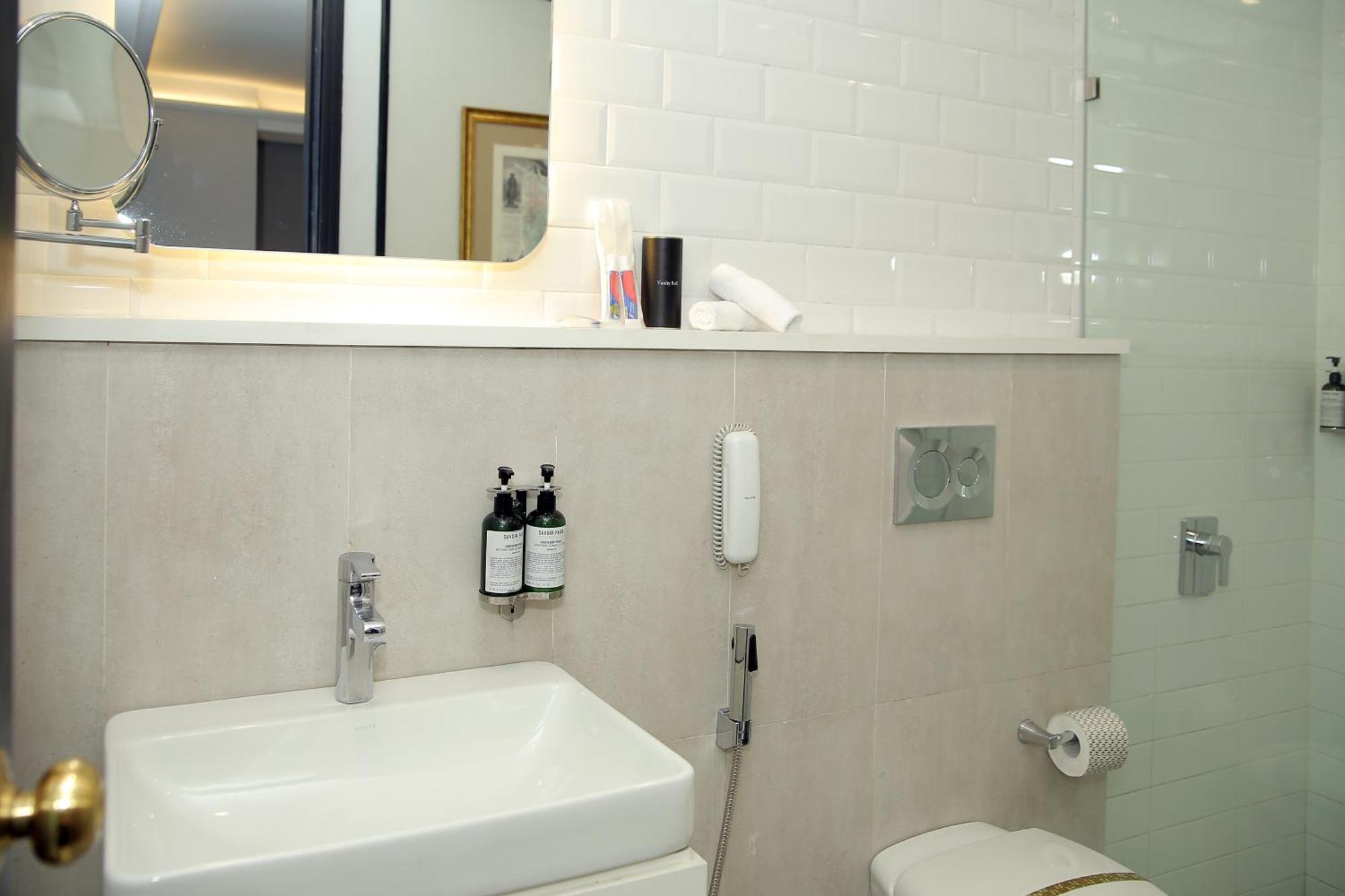 Ambiance Boutique Art Hotel 拉合尔 客房 照片 Bathroom in a hotel