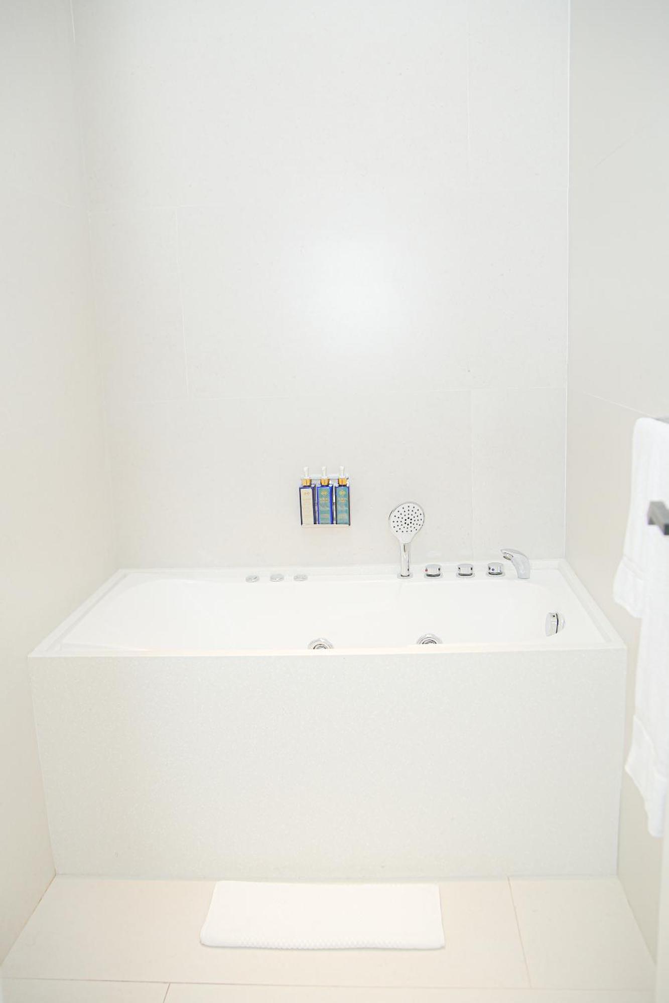Ambiance Boutique Art Hotel 拉合尔 客房 照片 A shower tray