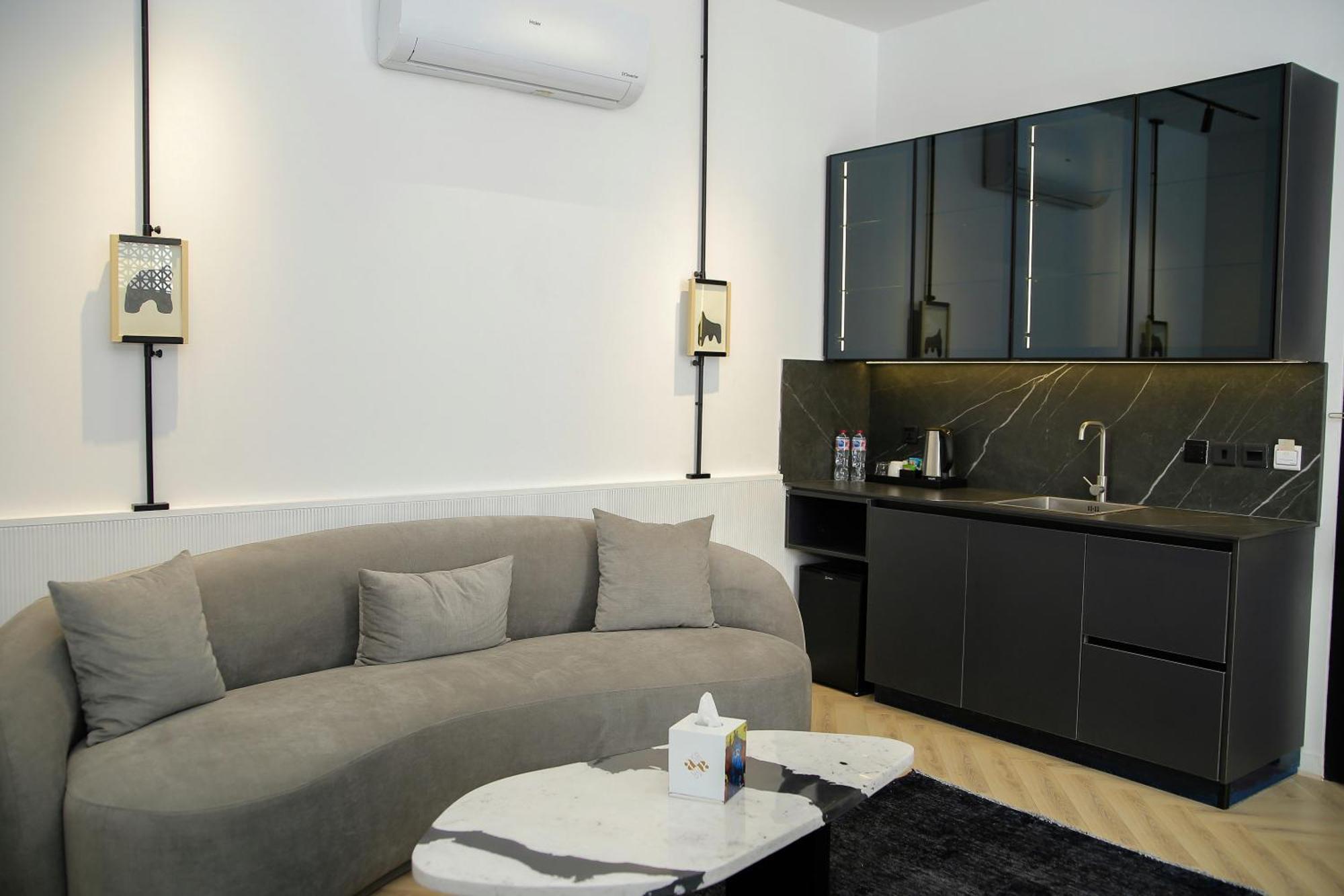 Ambiance Boutique Art Hotel 拉合尔 客房 照片 A living room with a kitchen