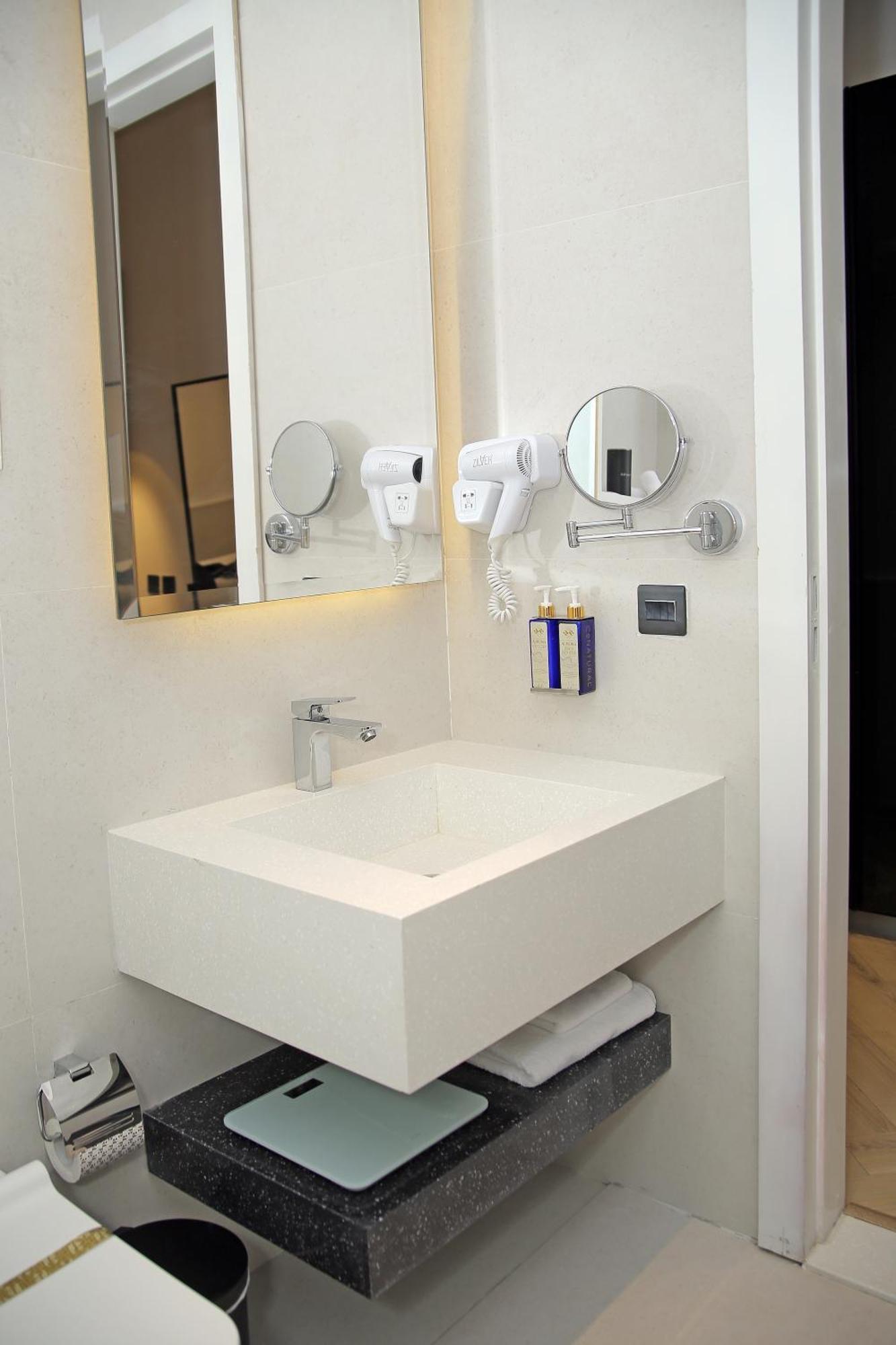 Ambiance Boutique Art Hotel 拉合尔 客房 照片 A wall mounted hair dryer in a hotel bathroom
