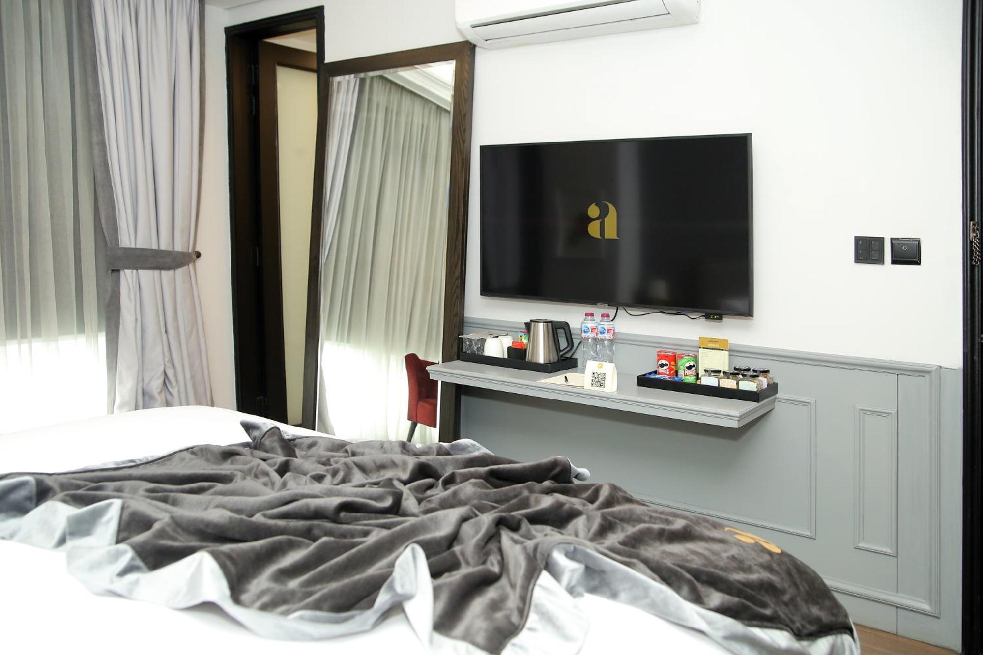 Ambiance Boutique Art Hotel 拉合尔 客房 照片 A television in a hotel room