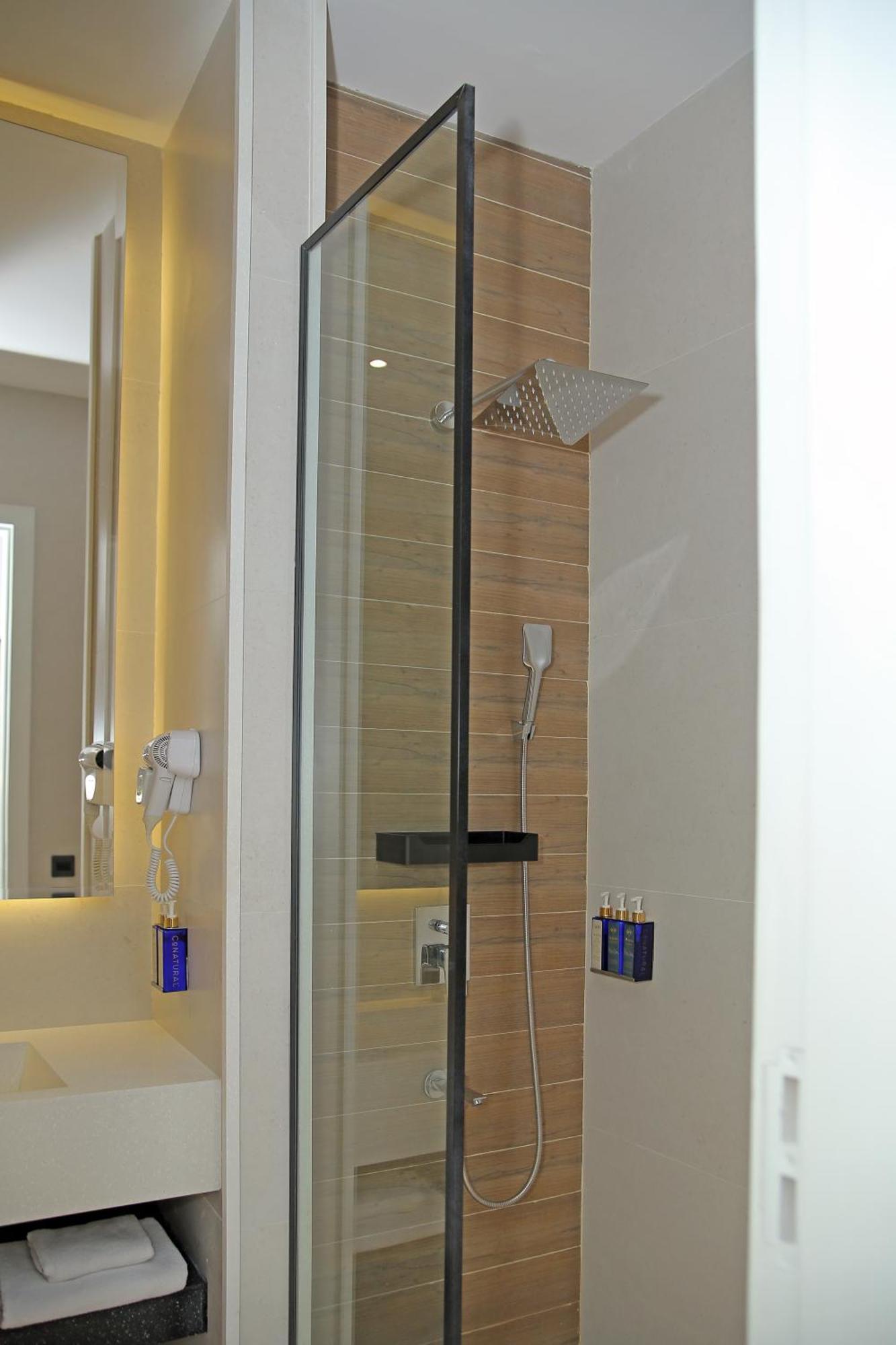 Ambiance Boutique Art Hotel 拉合尔 外观 照片 A shower with a fixed shower head and a handheld shower head
