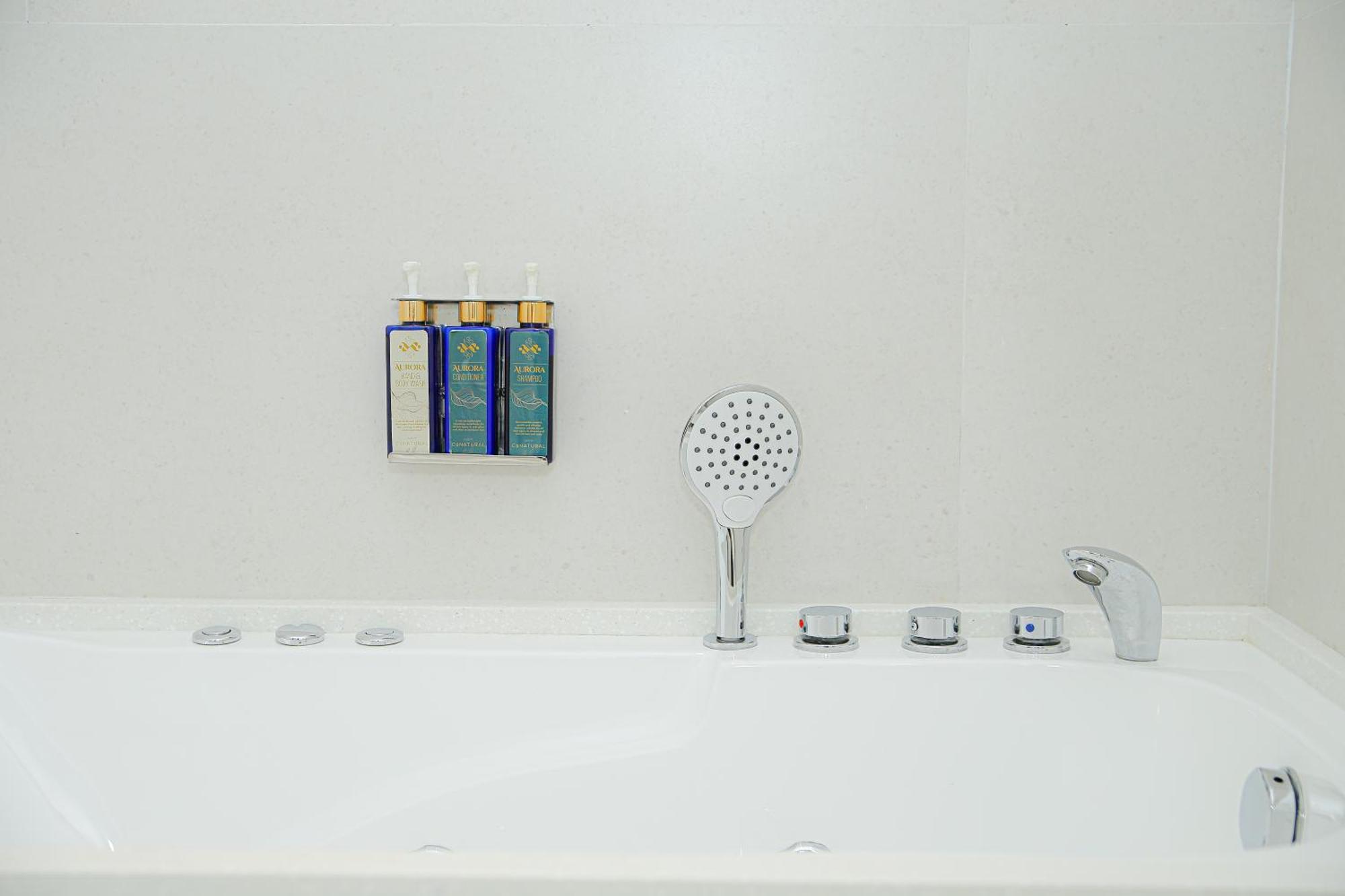 Ambiance Boutique Art Hotel 拉合尔 客房 照片 A shower bath