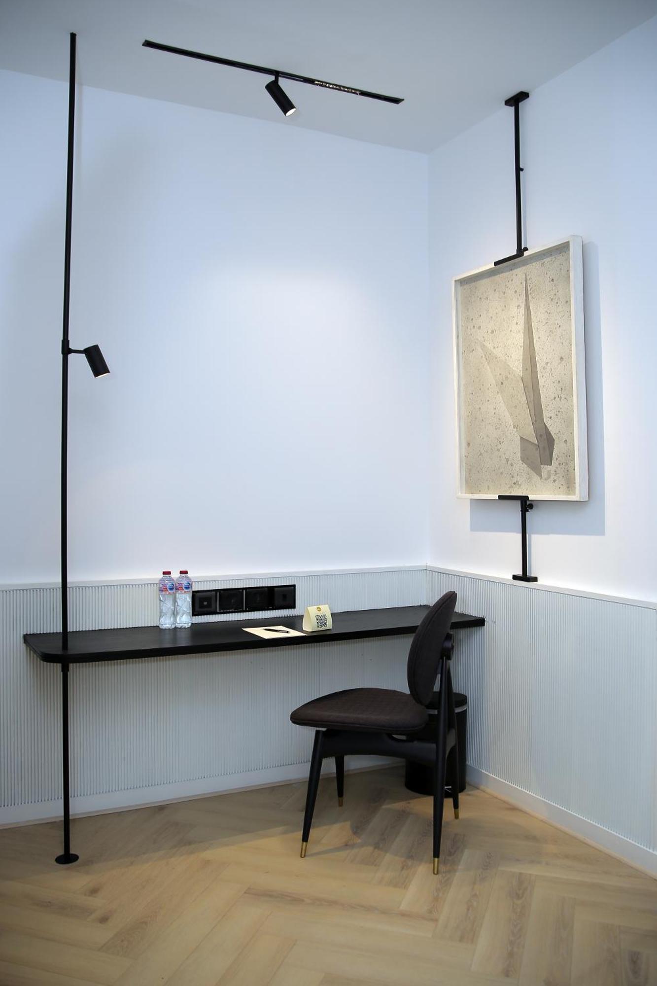 Ambiance Boutique Art Hotel 拉合尔 客房 照片 Floor and table lamps