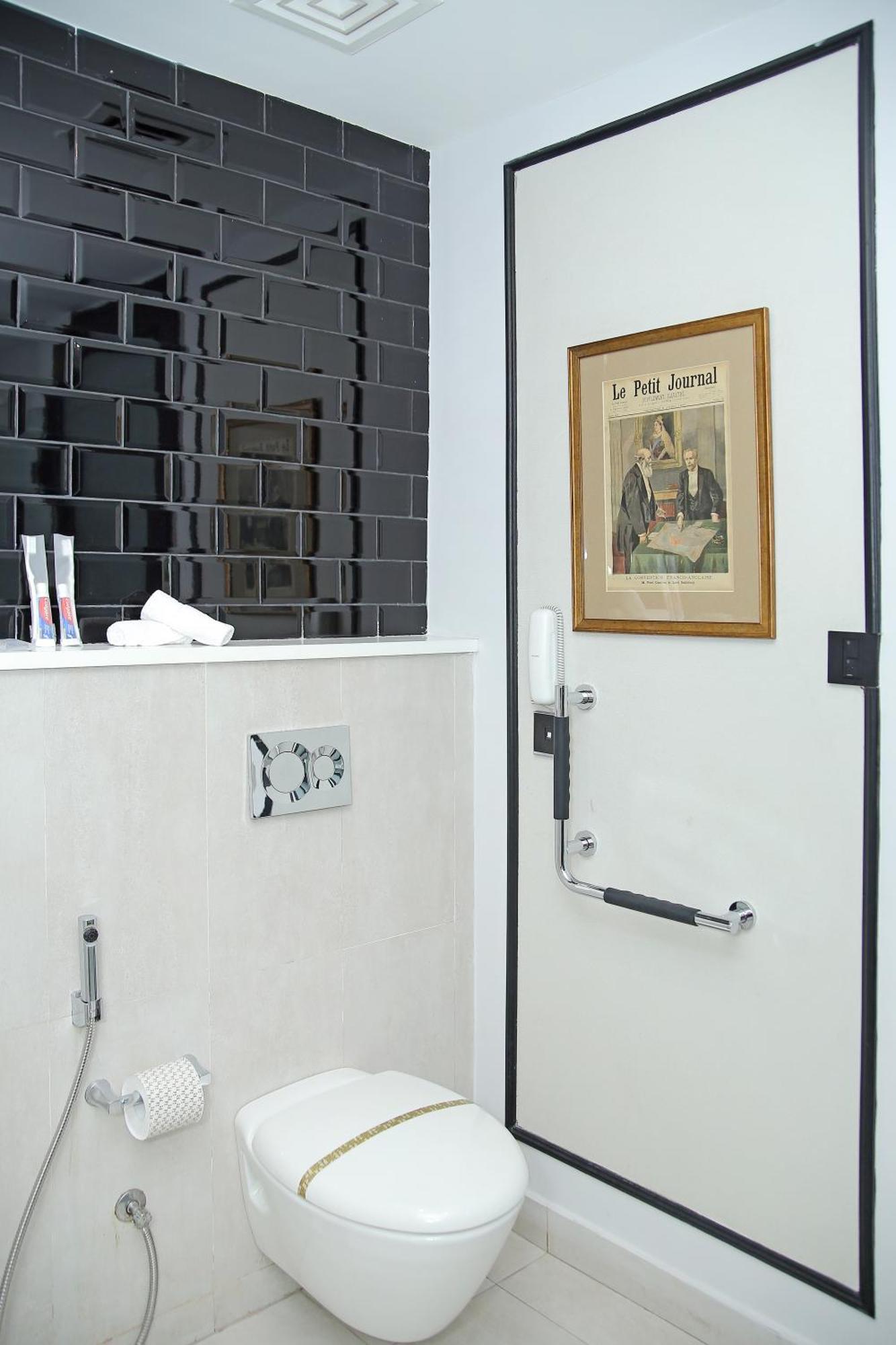 Ambiance Boutique Art Hotel 拉合尔 客房 照片 A concealed shower valve