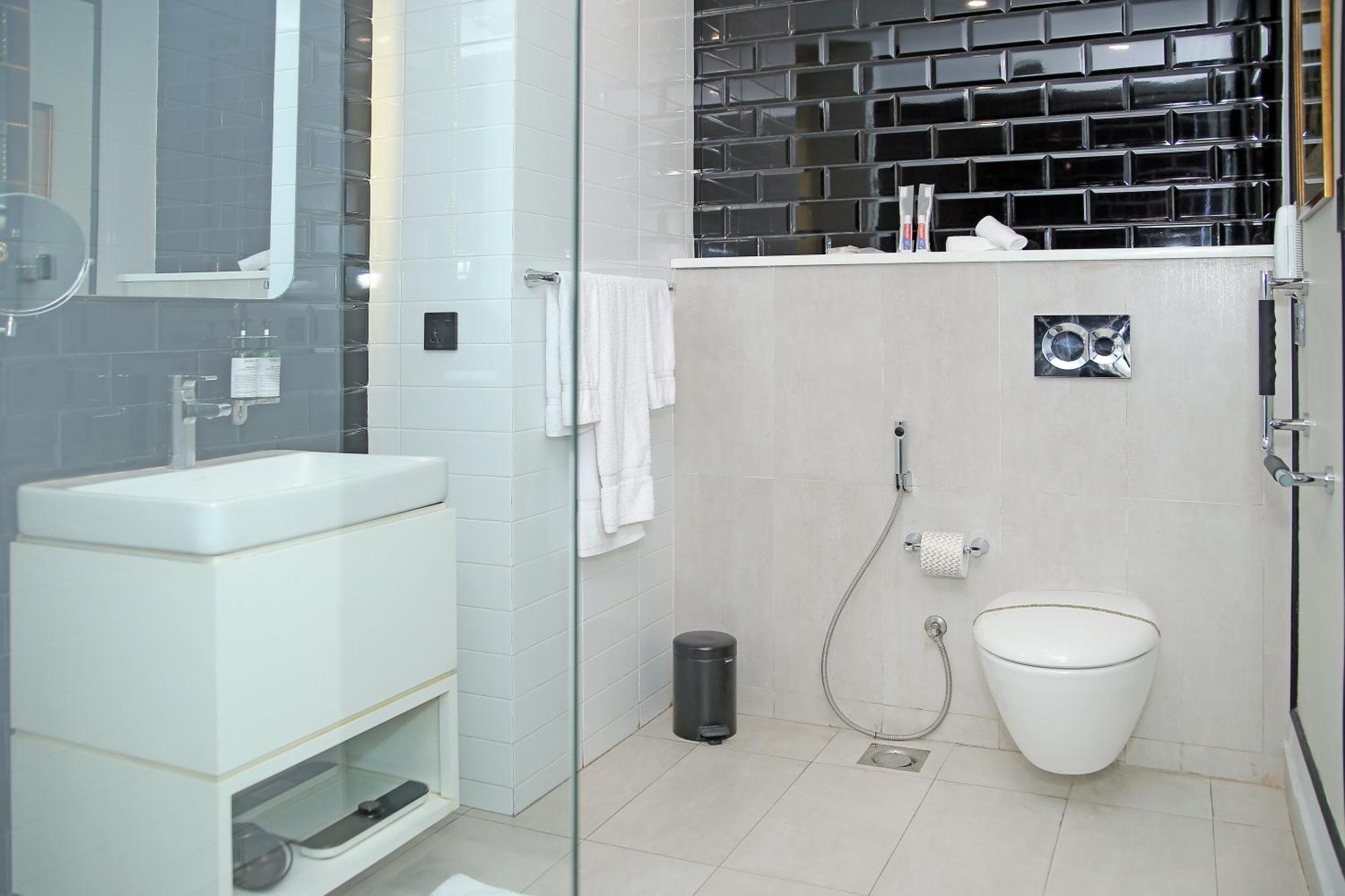 Ambiance Boutique Art Hotel 拉合尔 客房 照片 Bathroom with a bidet and a shower